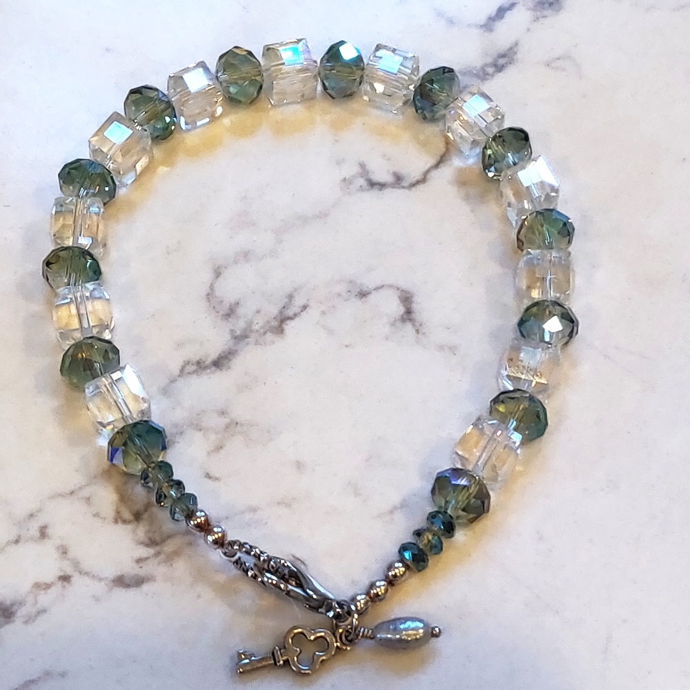 New 8 1/2 Inch Crystal Bracelet. - Picture 6 of 8
